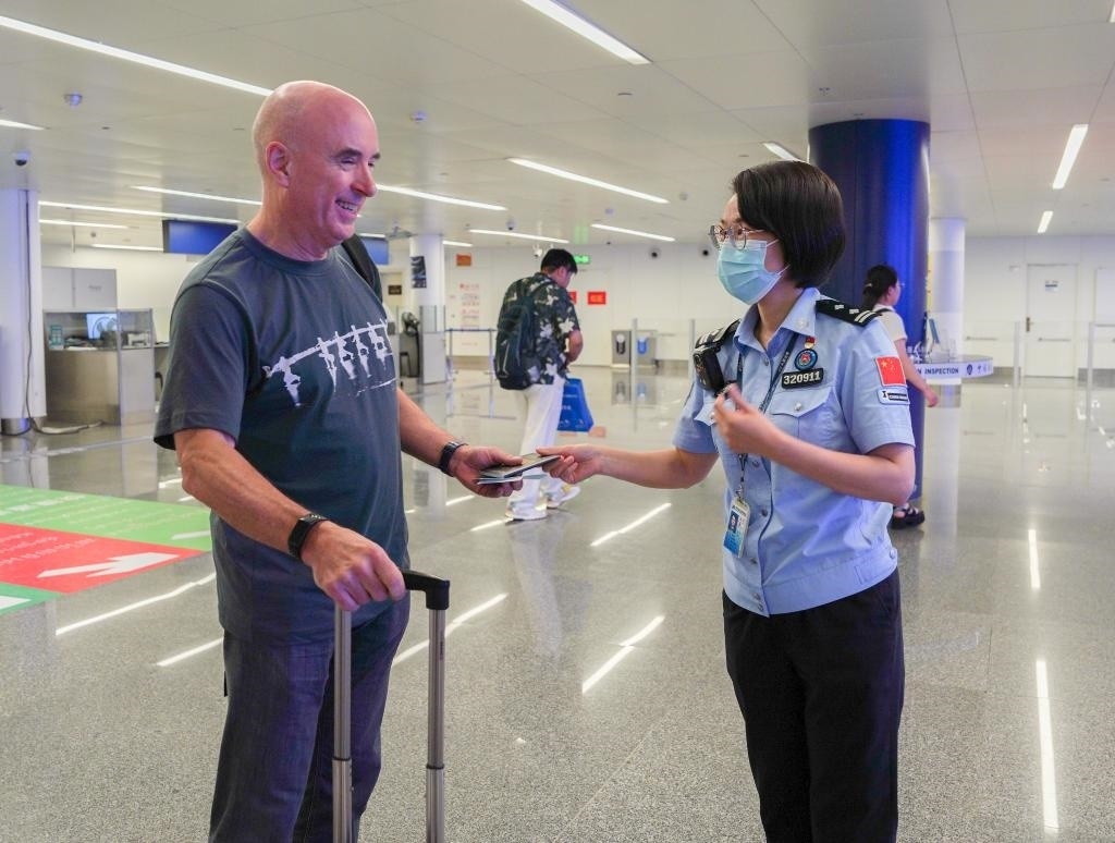  7月2日，南寧邊檢站移民管理警察引導(dǎo)外籍旅客有序通關(guān)。（南寧邊檢站供圖）