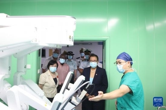 7月5日，塞舌爾衛(wèi)生部長維多在中國海軍“和平方舟”號醫(yī)院船上參觀。新華社發(fā)（劉志磊 攝）