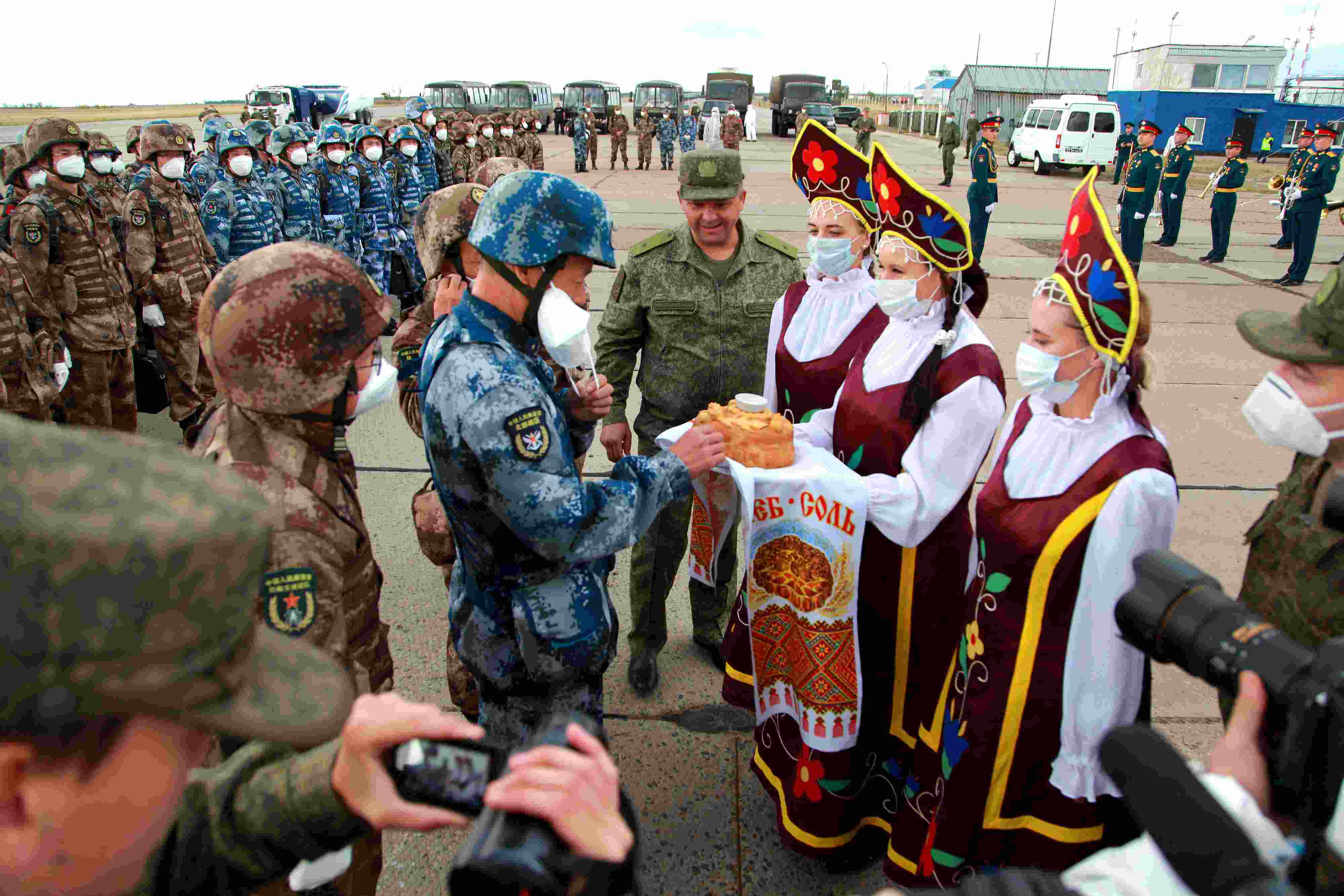 當(dāng)?shù)貢r(shí)間2021年9月10日，跨境參加“和平使命-2021”上海合作組織成員國(guó)聯(lián)合反恐軍演的中方部隊(duì)導(dǎo)演部抵達(dá)俄羅斯奧倫堡“東古茲”靶場(chǎng)演習(xí)地域。圖為俄方人員為中方人員舉行歡迎儀式。