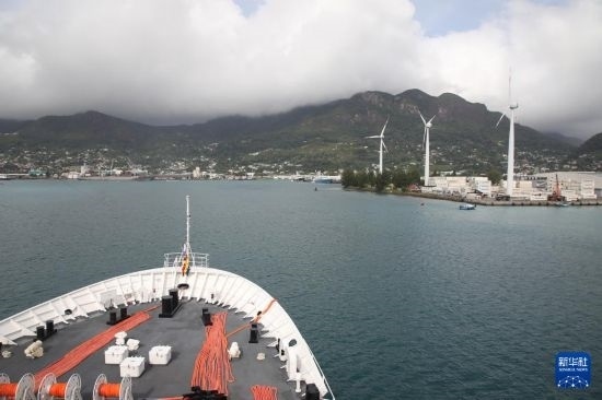 7月5日，中國海軍“和平方舟”號醫(yī)院船抵達(dá)塞舌爾維多利亞新港碼頭。新華社發(fā)（劉志磊 攝）