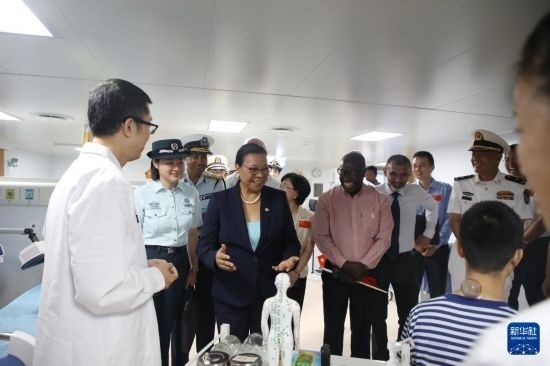 7月5日，塞舌爾衛(wèi)生部長維多在中國海軍“和平方舟”號醫(yī)院船上參觀中醫(yī)診室。新華社發(fā)（劉志磊 攝）