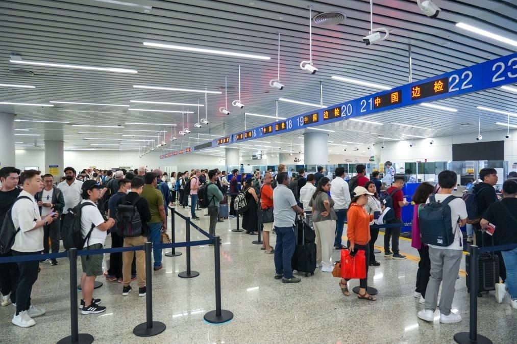 7月4日，白云邊檢站旅客通關(guān)現(xiàn)場(chǎng)。（白云邊檢站供圖）