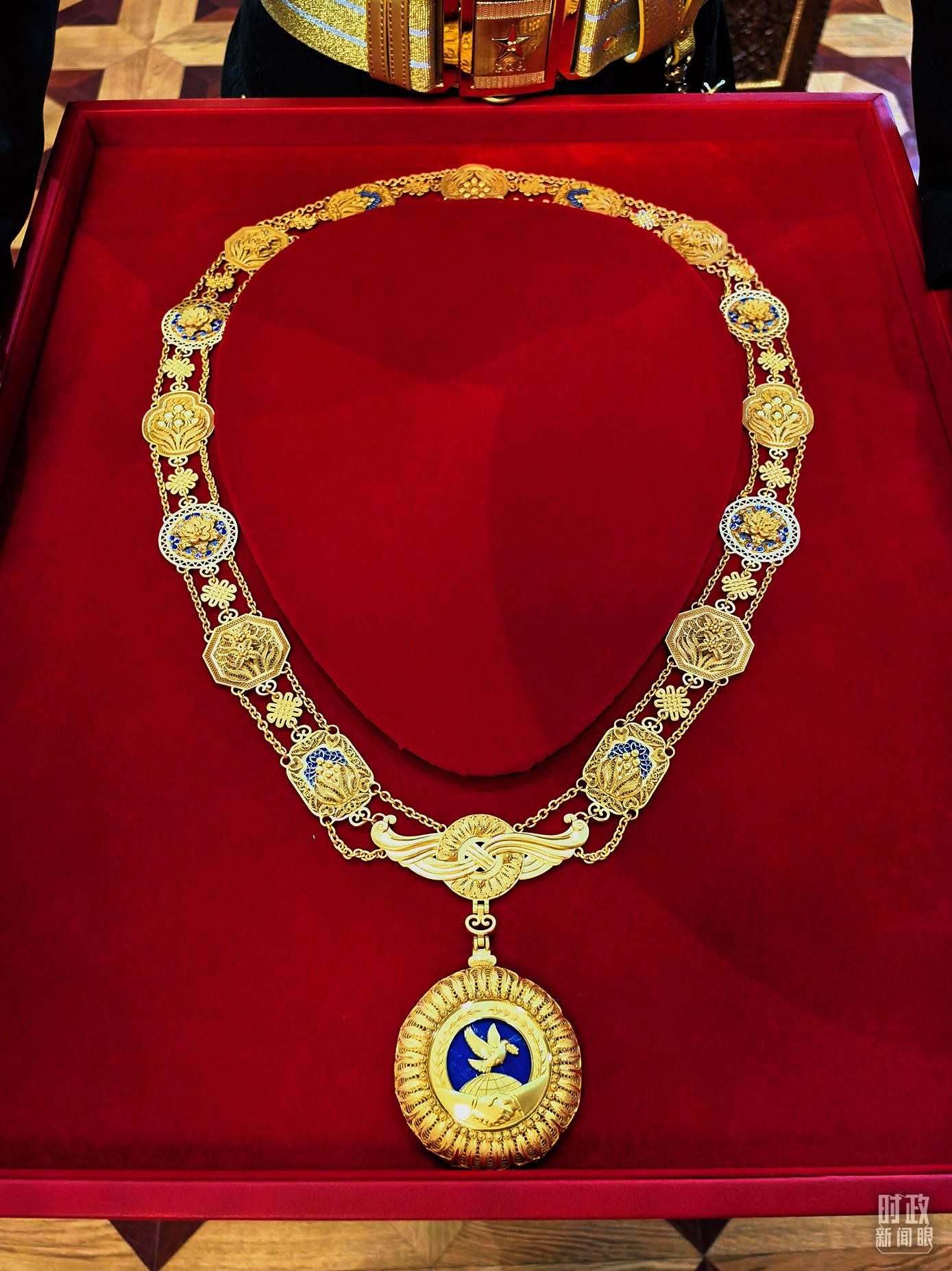 △中華人民共和國(guó)“友誼勛章”。（總臺(tái)央視記者范學(xué)禹拍攝）