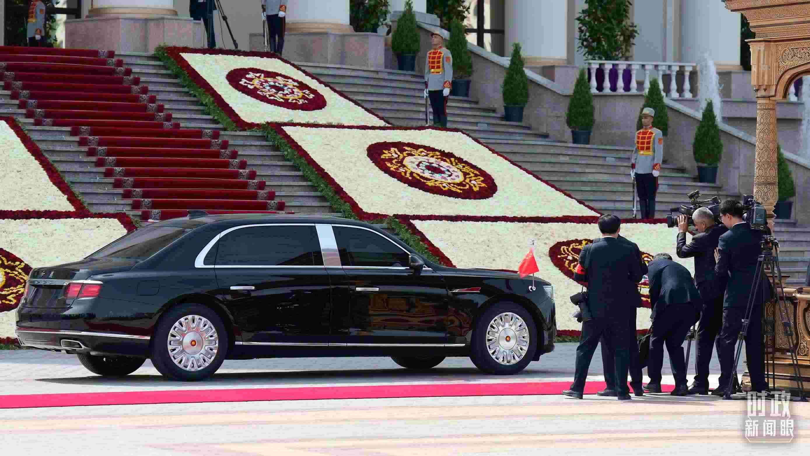 △習(xí)主席乘坐的紅旗車(chē)抵達(dá)塔總統(tǒng)府。（總臺(tái)記者李晉拍攝）