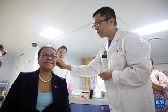 7月5日，塞舌爾衛(wèi)生部長維多在中國海軍“和平方舟”號醫(yī)院船上體驗(yàn)中醫(yī)。新華社發(fā)（劉志磊 攝）