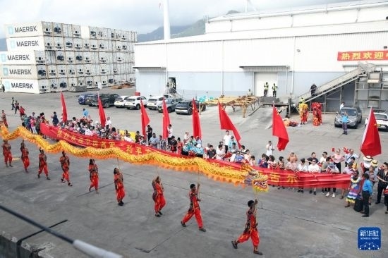 這是7月5日在塞舌爾維多利亞新港碼頭拍攝的歡迎儀式。新華社發(fā)（劉志磊 攝）