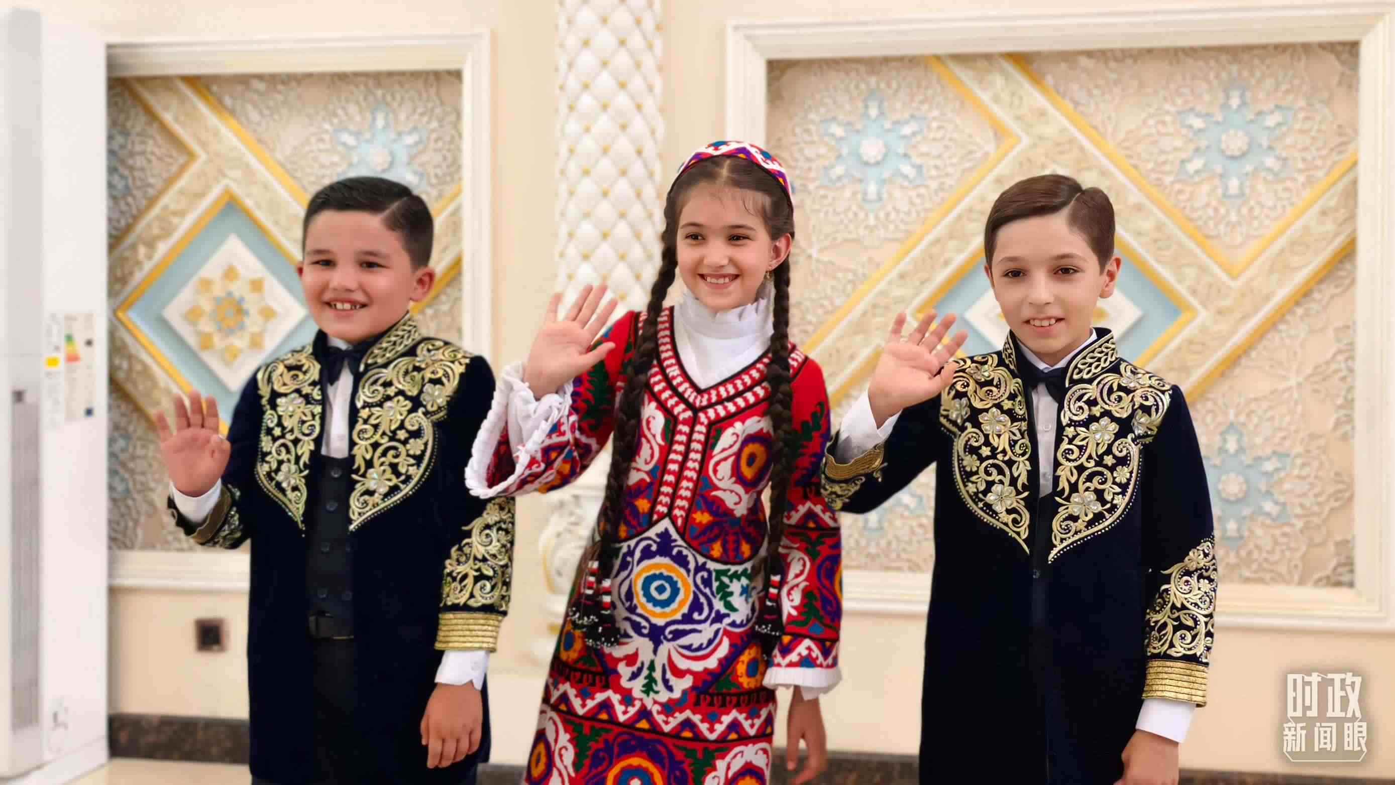 △在機(jī)場(chǎng)迎接習(xí)主席的塔吉克斯坦少年。（總臺(tái)央視記者韓銳拍攝）