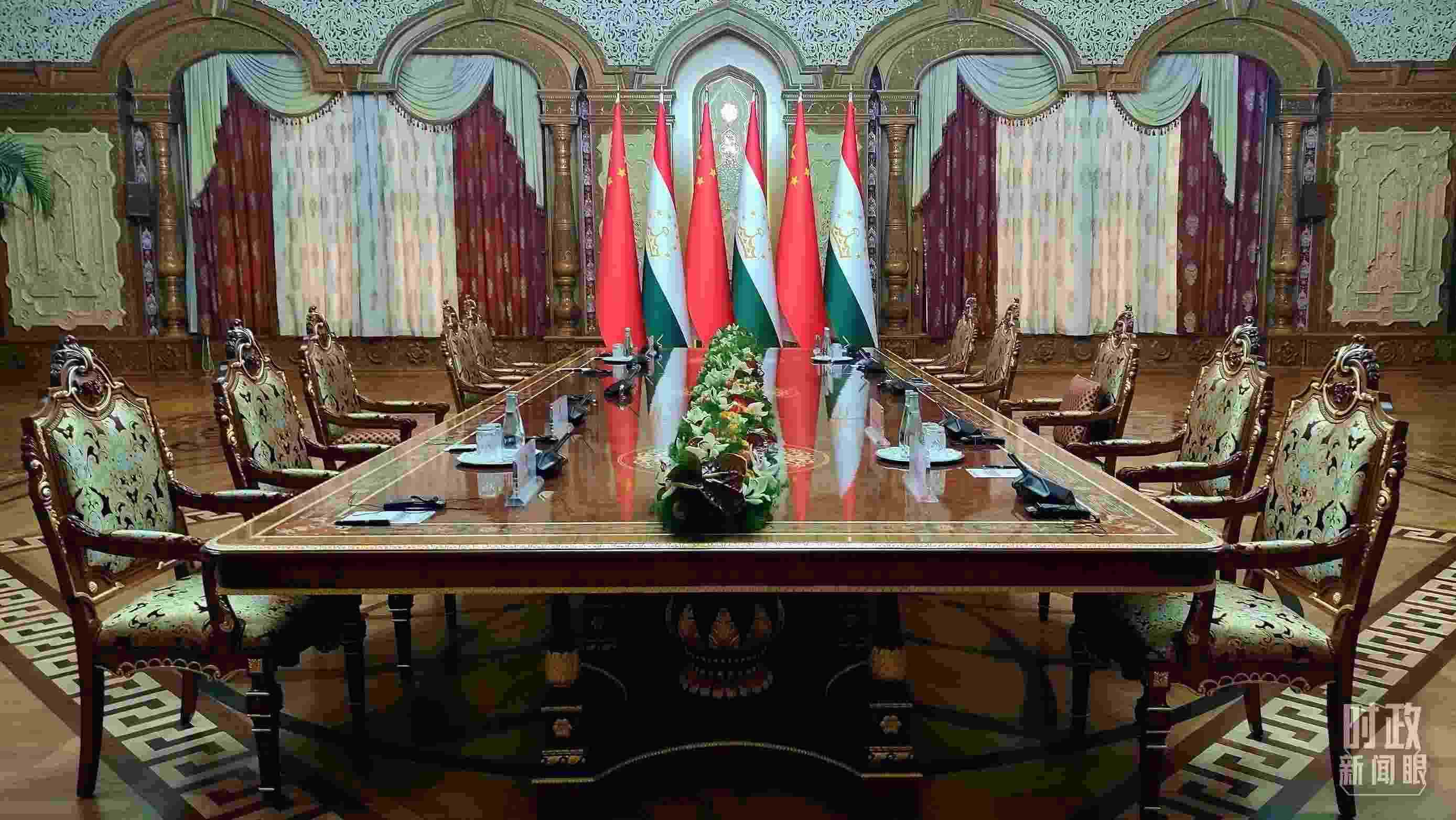 △中塔元首小范圍會(huì)談開(kāi)始前。（總臺(tái)央視記者薛冠南拍攝）