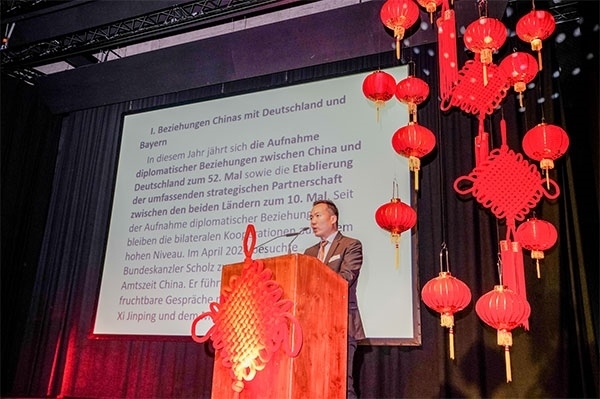 圖為郭方領(lǐng)事在致辭。（駐慕尼黑總領(lǐng)館提供）