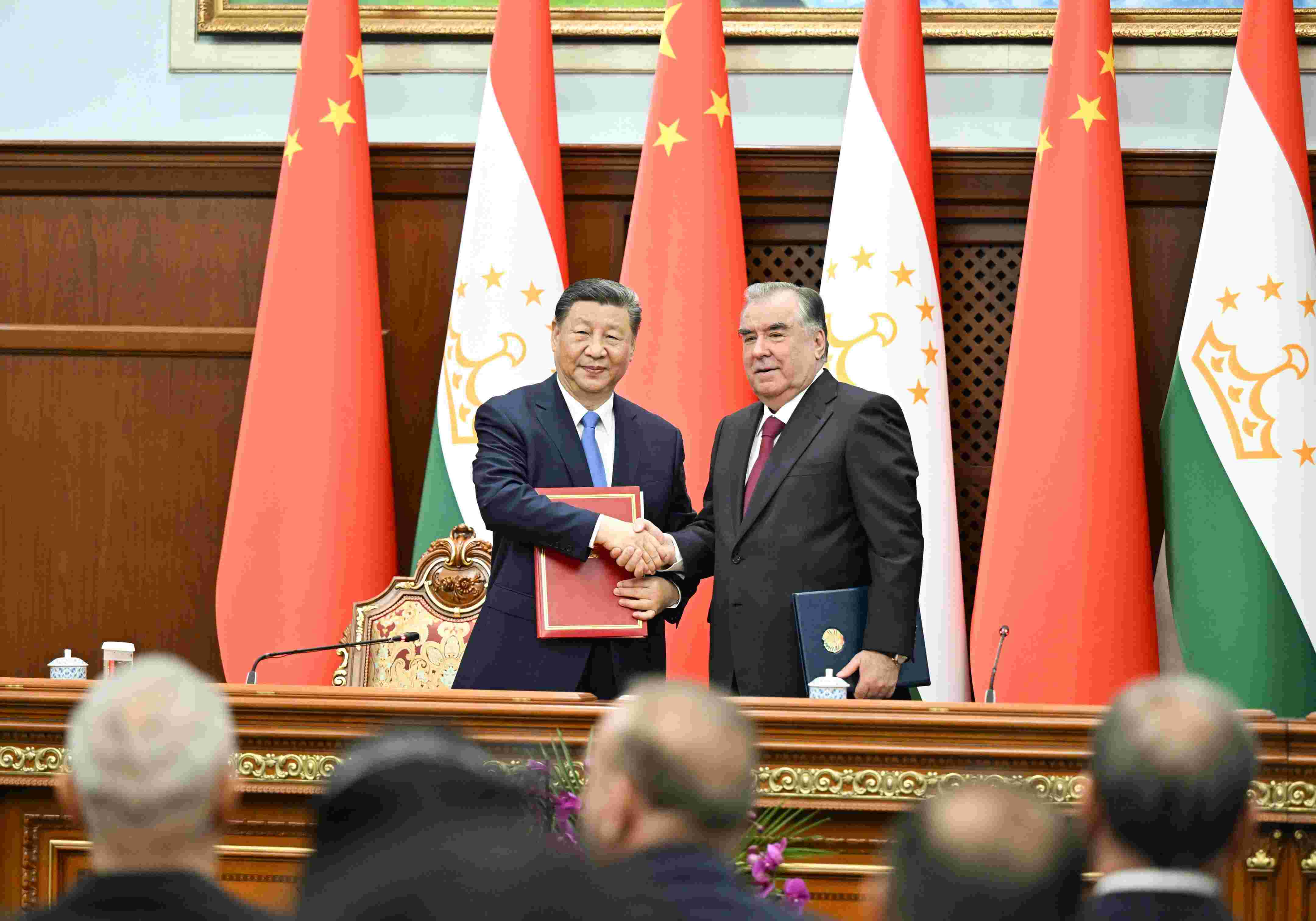 當?shù)貢r間2024年7月5日下午，習(xí)近平主席同塔吉克斯坦總統(tǒng)拉赫蒙在杜尚別總統(tǒng)府舉行會談。會談后，兩國元首共同簽署《中華人民共和國和塔吉克斯坦共和國關(guān)于發(fā)展新時代全面戰(zhàn)略合作伙伴關(guān)系的聯(lián)合聲明》。