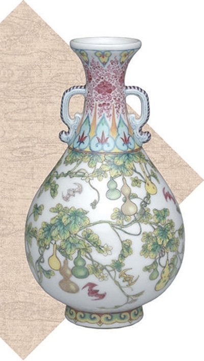 清代瓷胎畫琺瑯福壽連綿雙耳瓶。臺北故宮博物院藏