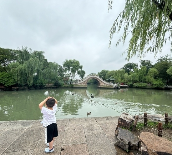 一位小朋友在二十四橋旁拍照。人民網(wǎng)記者 金慧慧攝