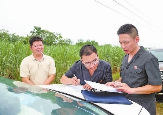 圖③：清塘后，執(zhí)行干警與某農(nóng)場(chǎng)負(fù)責(zé)人確認(rèn)魚(yú)塘交付情況。