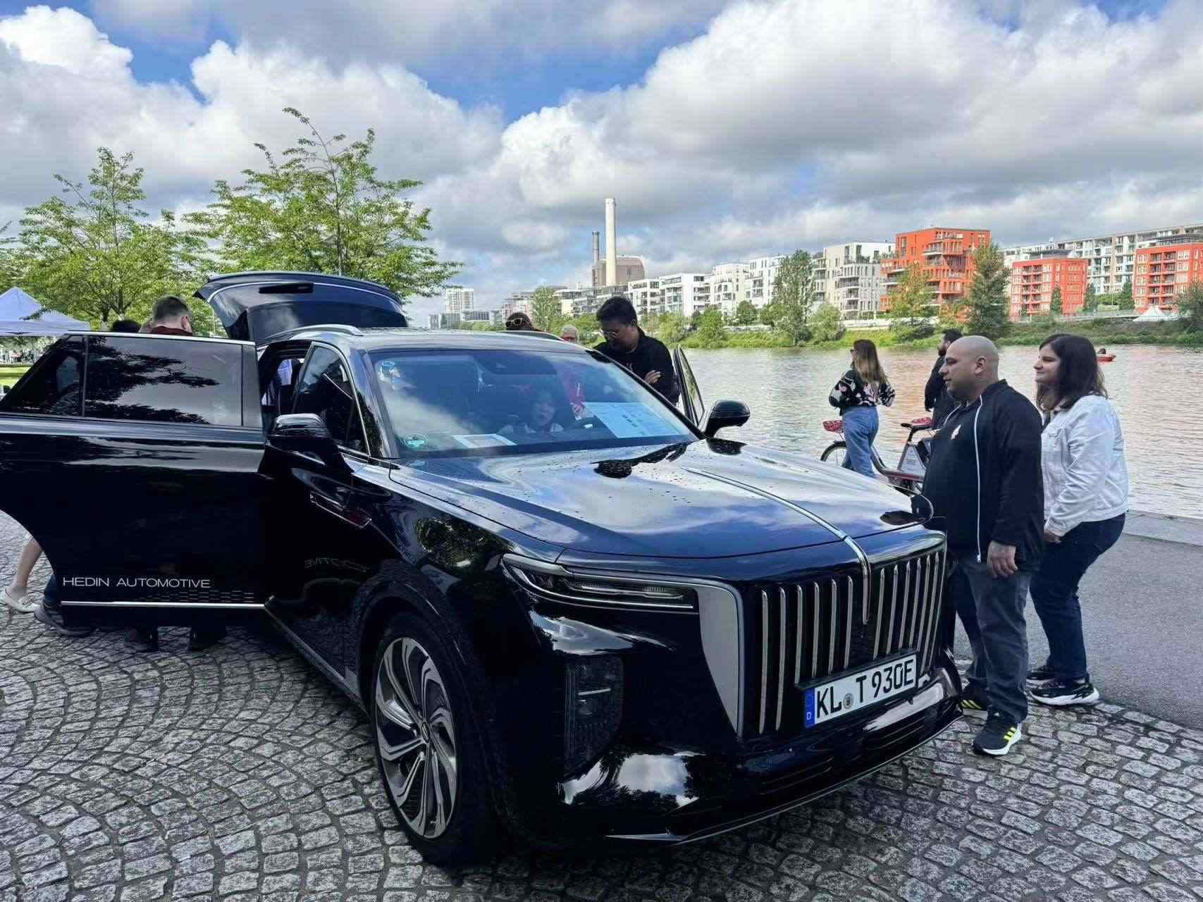 紅旗電動汽車在法蘭克福市中心做演示 人民網記者 李強攝