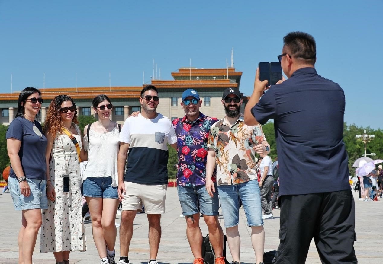 入境游持續(xù)升溫，眾多外國游客游覽天安門廣場。（圖片來源：視覺中國）