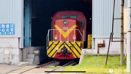 通鋼產(chǎn)品通過鐵路運輸出場。人民網(wǎng) 謝瑩攝