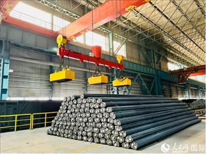 通鋼產(chǎn)品正在裝車。人民網(wǎng) 謝瑩攝