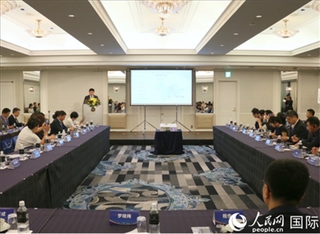 深圳市光明區(qū)委常委、副區(qū)長王芳成介紹光明科學(xué)城。人民網(wǎng) 許可攝