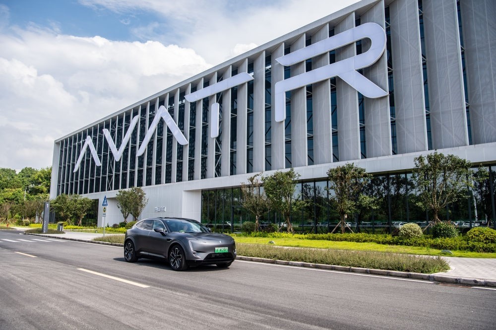 一輛新能源汽車(chē)在重慶市江北區(qū)行駛（2023年7月20日攝）。新華社記者 唐奕 攝