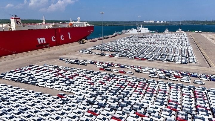 這是2024年3月28日拍攝的斯里蘭卡漢班托塔港（無(wú)人機(jī)照片）。漢班托塔港是中斯共建“一帶一路”重點(diǎn)合作項(xiàng)目，位于斯里蘭卡南端，是一座綜合性人工深水海港，許多往來(lái)亞洲、歐洲、非洲的貨船在此經(jīng)過(guò)。新華社記者 徐欽 攝