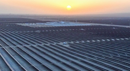 2023年11月13日拍攝的中國石油塔里木油田伽師縣60萬千瓦光伏發(fā)電項目（無人機照片）。新華社發(fā)（陳士兵攝）