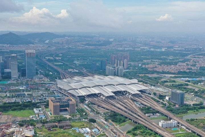這是2024年6月23日拍攝的廣州南站（無(wú)人機(jī)照片）。新華社記者 劉大偉 攝