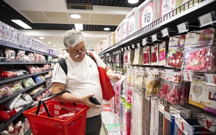 2024年4月29日，在匈牙利布達(dá)佩斯，一名男子在中歐商貿(mào)物流合作園區(qū)的中國(guó)商品交易展示中心內(nèi)購(gòu)物。中歐商貿(mào)物流合作園區(qū)是中國(guó)在歐洲地區(qū)建設(shè)的首個(gè)商貿(mào)物流型境外經(jīng)貿(mào)合作區(qū)，也是集商貿(mào)展示與交易、物流運(yùn)輸與倉(cāng)儲(chǔ)、產(chǎn)業(yè)投資與合作功能于一體的中歐企業(yè)雙向互動(dòng)平臺(tái)。新華社記者 張帆 攝