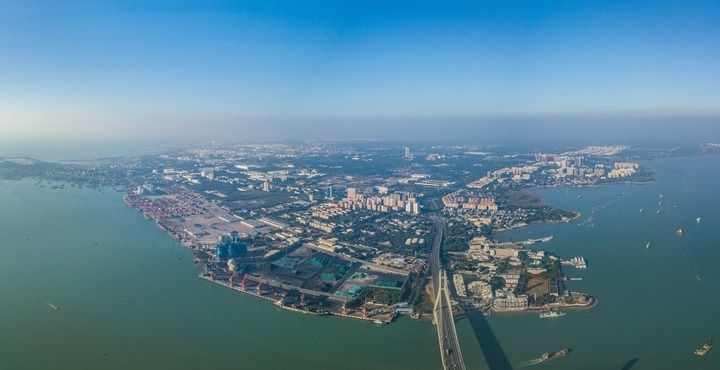 海南自貿(mào)港重點(diǎn)園區(qū)——洋浦經(jīng)濟(jì)開(kāi)發(fā)區(qū)（2023年12月31日攝，無(wú)人機(jī)全景照片）。新華社記者 蒲曉旭 攝
