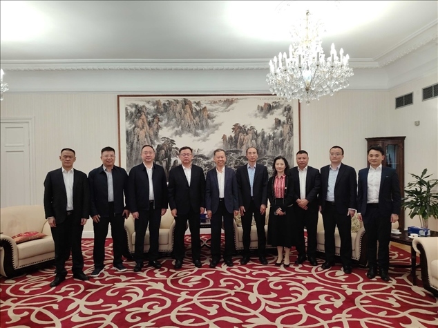 中國(guó)駐瑞典大使崔愛民（左五）會(huì)見中國(guó)中鐵股份有限公司總裁陳文健一行并合影。中國(guó)駐瑞典大使館供圖