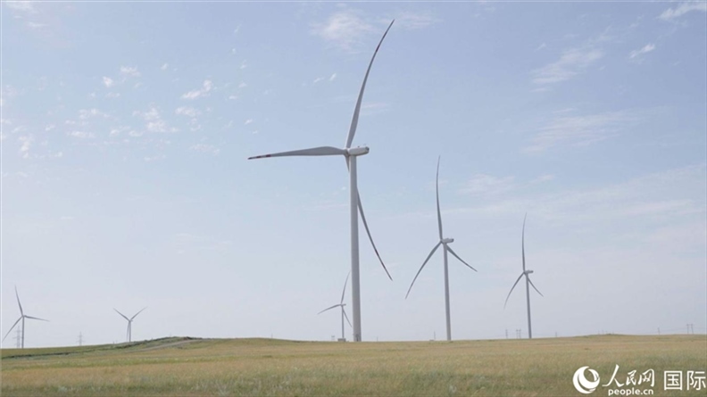 阿克莫拉州風(fēng)電項目群風(fēng)機。 人民網(wǎng)記者 葛泰佚攝