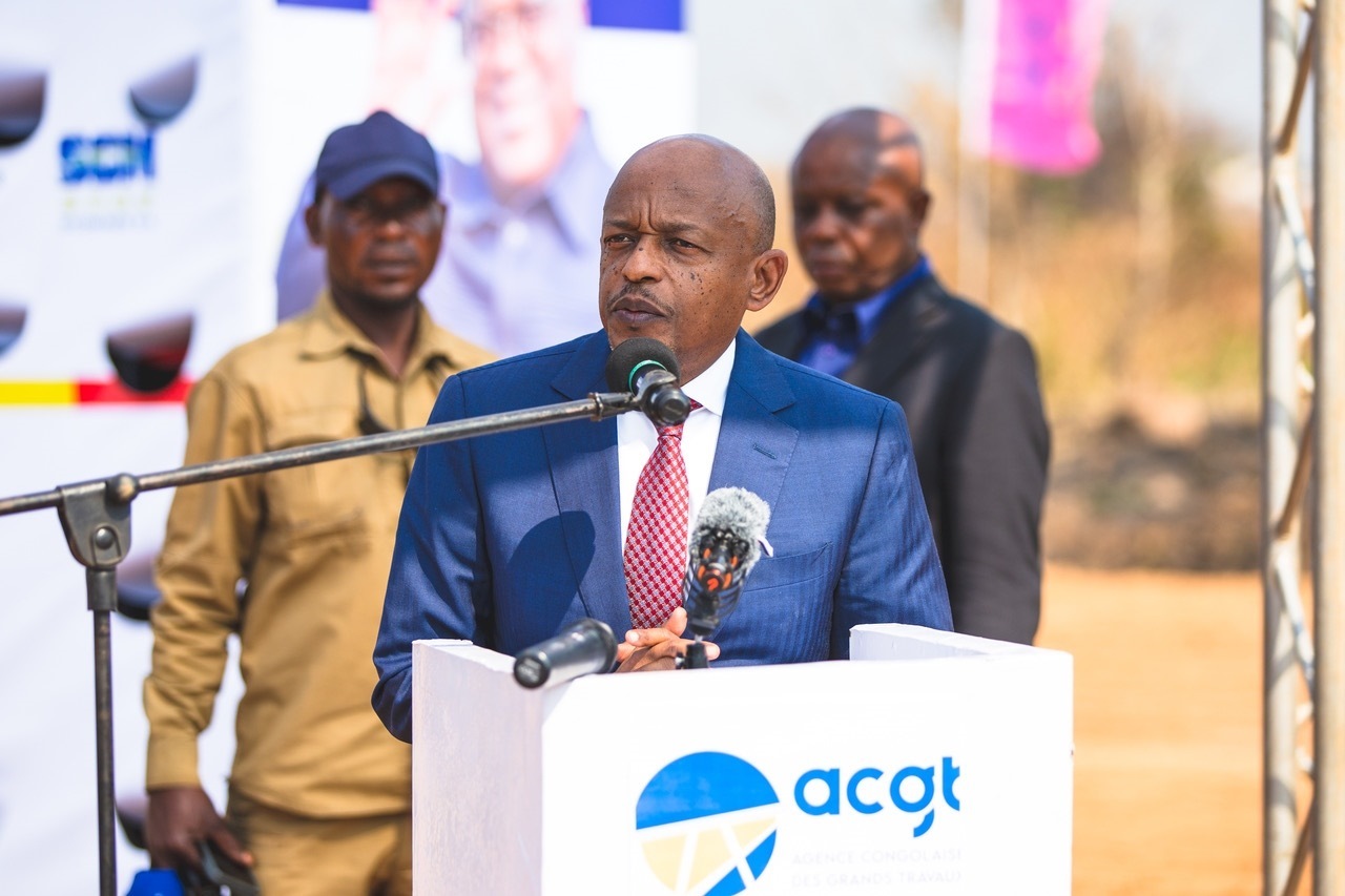 剛果（金）國務(wù)部長兼基礎(chǔ)設(shè)施和公共工程部長穆武尼在開工儀式上致辭。中鐵資源集團(tuán)供圖