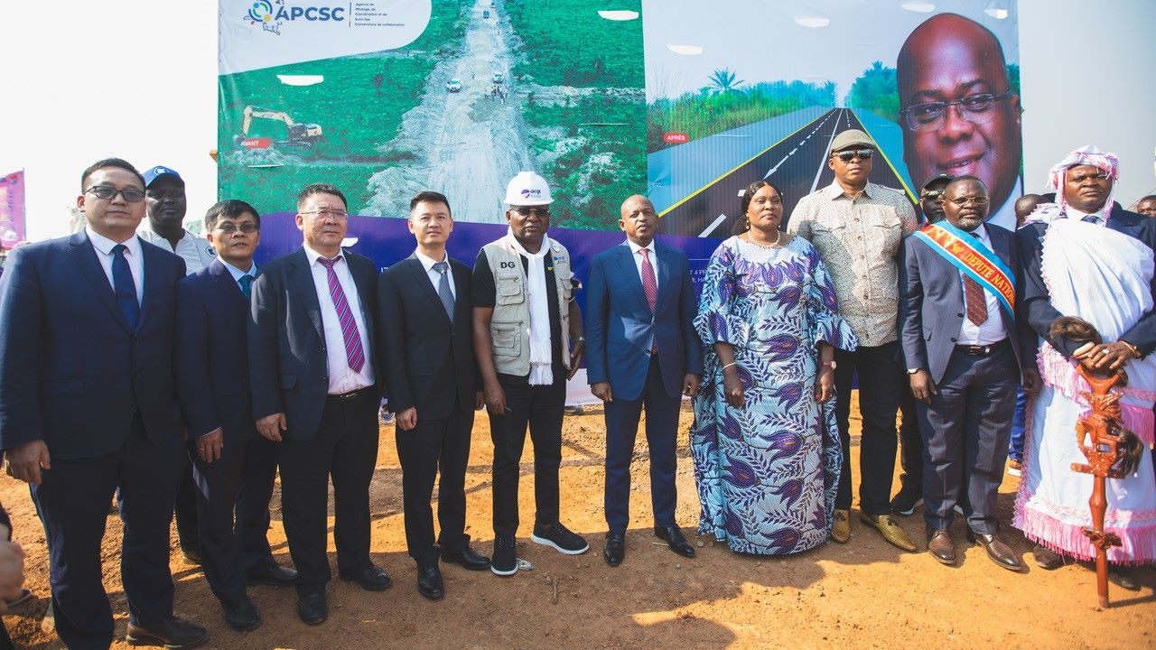 剛果（金）政府代表與中方企業(yè)代表出席開工儀式。中鐵資源集團(tuán)供圖