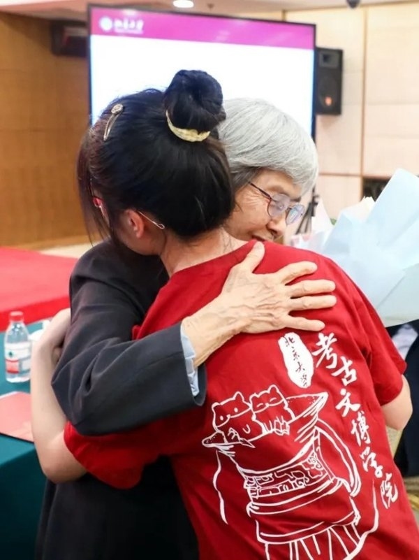 2023年，在校友向母校捐贈儀式上，鐘芳蓉與樊錦詩擁抱。校方供圖