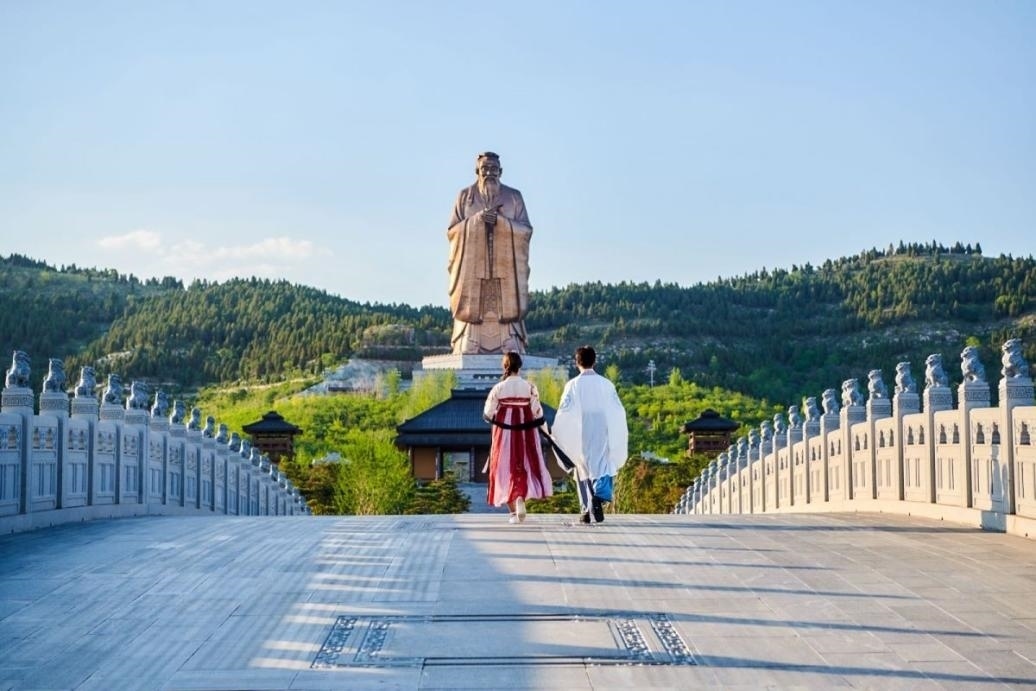 游客漫步尼山圣境領略古脈綿長。人民網(wǎng) 喬姝攝