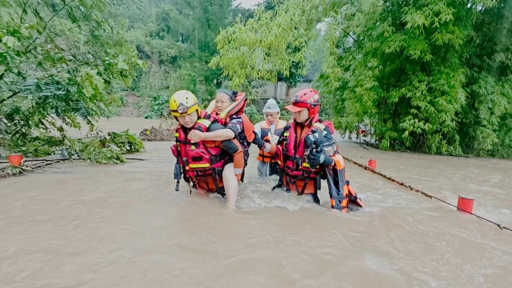 在忠縣，救援人員正在轉(zhuǎn)移受災(zāi)群眾。新華社發(fā)