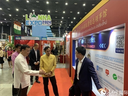 7月9日，中國(guó)駐清邁總領(lǐng)事陳海平與清邁副府尹威拉蓬等共同參觀(guān)以“暢游中國(guó)、支付無(wú)憂(yōu)”為主題的中國(guó)展位。人民網(wǎng)記者章念生攝