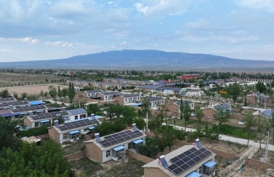 紅寺堡區(qū)新集村屋頂上的光伏板。新華社發(fā)（康國(guó)慶 攝）