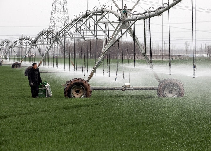 2024年3月18日，在河南省焦作市博愛縣孝敬鎮(zhèn)東原莊村瑞輝家庭農(nóng)場，村民使用全自動指針式噴灌機進行澆灌作業(yè)。新華社發(fā)（程全攝）