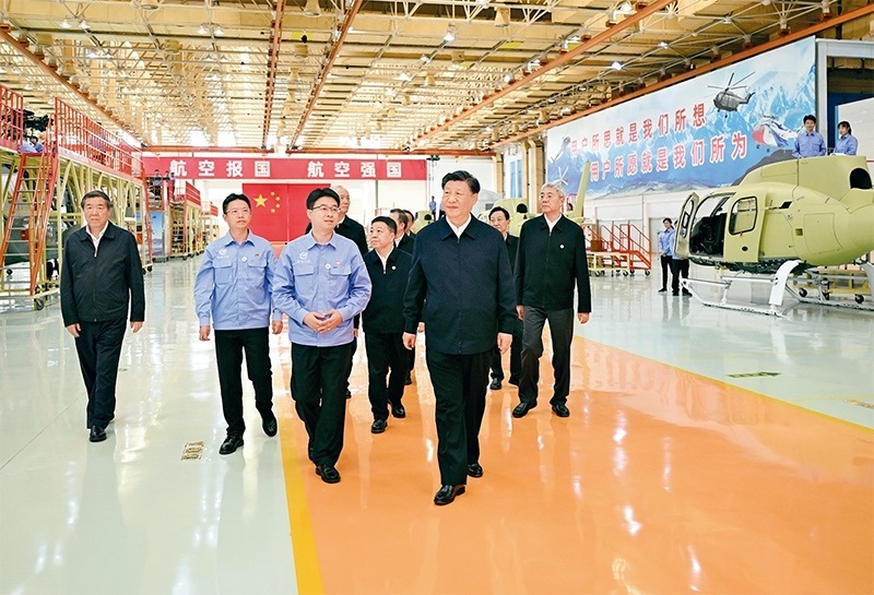 2023年10月10日至13日，中共中央總書記、國(guó)家主席、中央軍委主席習(xí)近平在江西考察。這是11日上午，習(xí)近平在景德鎮(zhèn)市昌河飛機(jī)工業(yè)（集團(tuán)）有限公司考察。 新華社記者 燕雁/攝