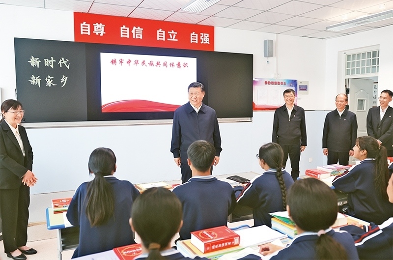2024年6月18日至19日，中共中央總書記、國(guó)家主席、中央軍委主席習(xí)近平在青?？疾?。這是18日下午，習(xí)近平在果洛西寧民族中學(xué)高一（1）班觀摩“新時(shí)代、新家鄉(xiāng)”主題思政課。 新華社記者 鞠鵬/攝