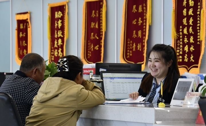 2024年3月25日，北京市大興區(qū)龐各莊鎮(zhèn)政務服務中心的工作人員耐心為群眾解答問題。大興區(qū)龐各莊鎮(zhèn)政務服務中心用“最多跑一次”的工作理念為企業(yè)和群眾提供了便利化、精準化、個性化的衍生服務。新華社記者 李欣 攝