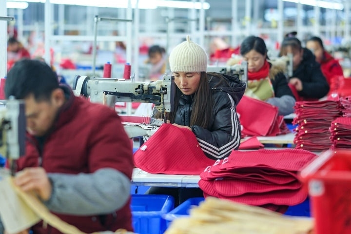 2024年1月18日，社區(qū)居民在紅安社區(qū)的鄉(xiāng)村振興就業(yè)車間工作。紅安社區(qū)是由易地搬遷安置區(qū)單獨成立的新社區(qū)，位于湖南省湘西土家族苗族自治州鳳凰縣禾庫鎮(zhèn)。新華社記者 張鋮 攝