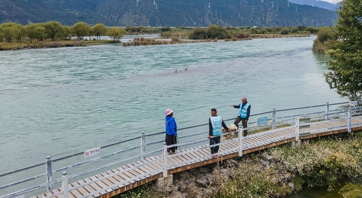 西藏雅尼國家濕地公園管護員在巡護途中小憩（無人機照片，2023年9月8日攝）。新華社記者 丁增尼達 攝