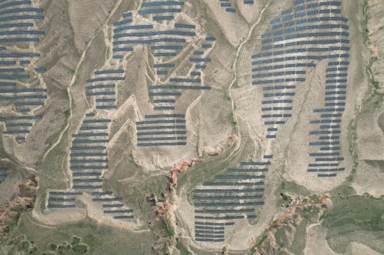 通渭縣10萬(wàn)千瓦集中式光伏發(fā)電項(xiàng)目。新華社記者 張睿 攝