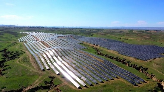 紅寺堡區(qū)發(fā)展光伏產(chǎn)業(yè)。新華社發(fā)（康國(guó)慶 攝）