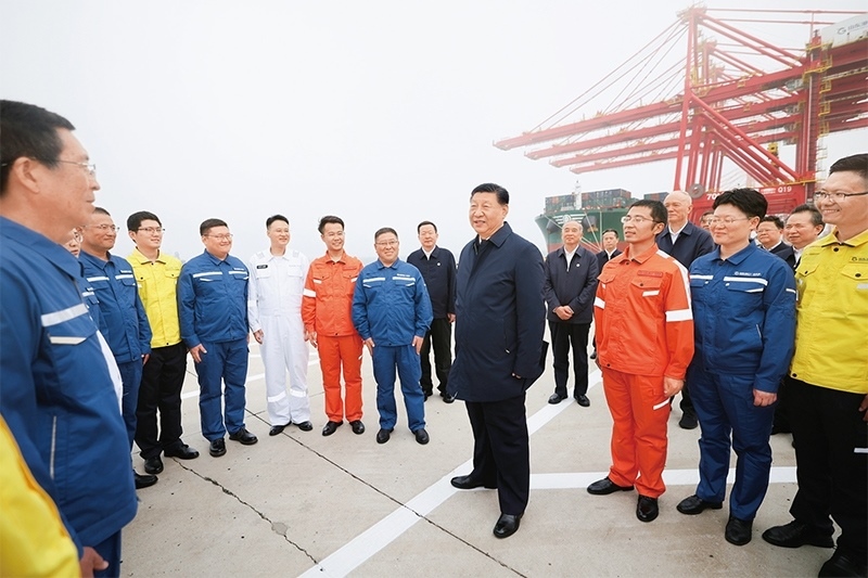 2024年5月22日至24日，中共中央總書記、國(guó)家主席、中央軍委主席習(xí)近平在山東考察。這是22日下午，習(xí)近平在日照港親切慰問港口科技工作者、運(yùn)營(yíng)人員、航運(yùn)人員。 新華社記者 鞠鵬/攝