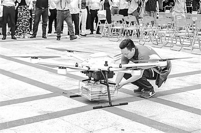 郵政工作人員取出無(wú)人機(jī)配送的高考錄取通知書(shū)。華南理工大學(xué)供圖