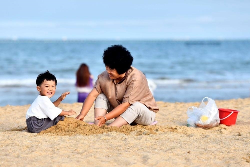 △山東日照陽(yáng)光海岸綠道沙灘一角。近年來(lái)，日照還海于民、還景于民，在保留松林、沙灘、礁石和濕地資源的基礎(chǔ)上，修復(fù)整治生態(tài)岸線，打造出一條長(zhǎng)約28公里的陽(yáng)光海岸綠道，吸引眾多市民游客度假休閑。
