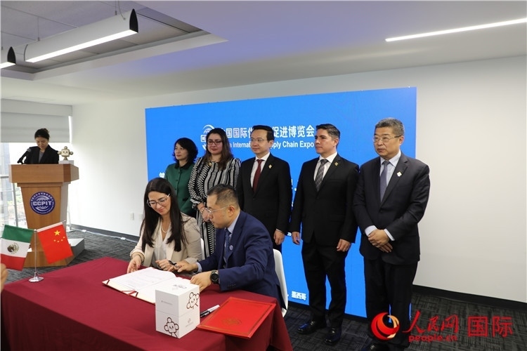 與會(huì)嘉賓簽署關(guān)于共同促進(jìn)墨西哥企業(yè)參加第二屆鏈博會(huì)合作備忘錄。人民網(wǎng) 埃內(nèi)斯托·多明戈斯攝