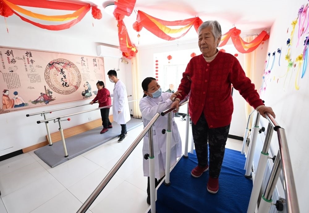 在河北省香河縣安平鎮(zhèn)運(yùn)河新村醫(yī)養(yǎng)中心，老年人在進(jìn)行康復(fù)訓(xùn)練（2024年2月29日攝）。新華社記者 王曉 攝